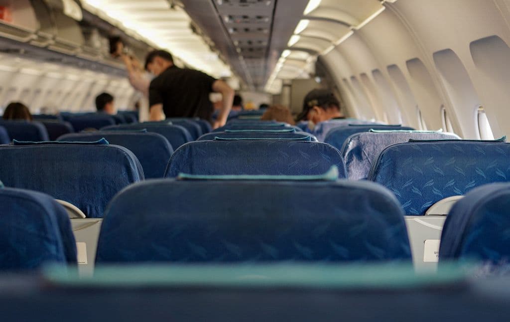 Personen in einer Flugzeugkabine.
