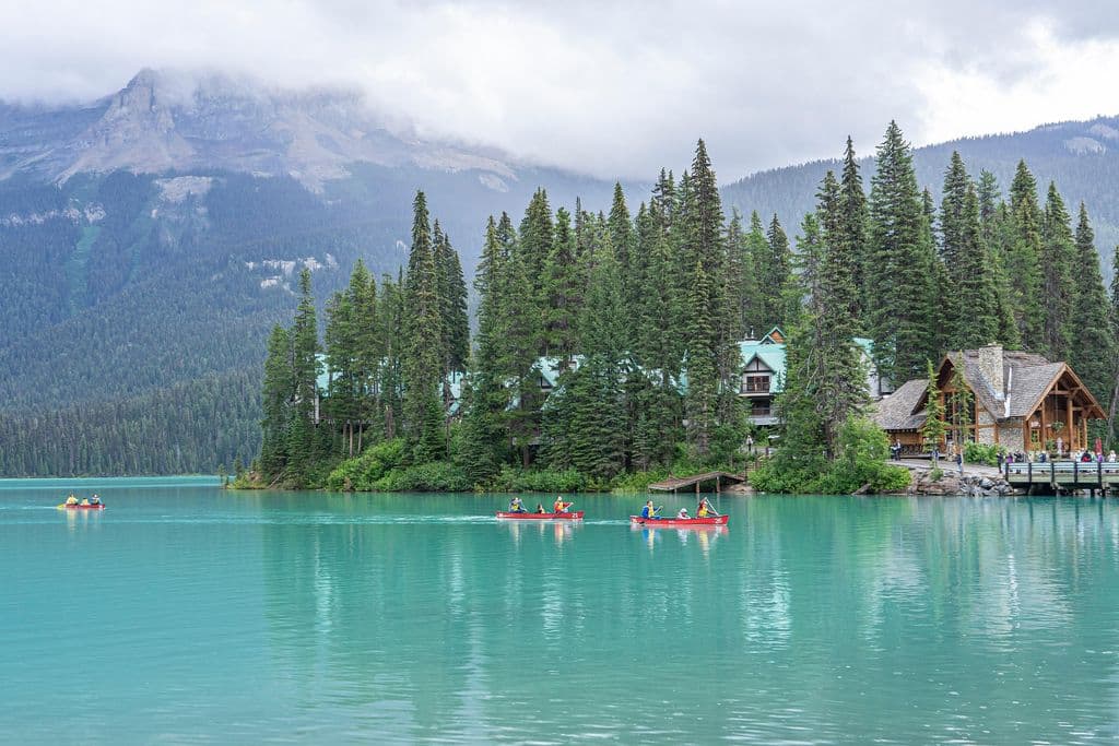 Ein klarer blauer See in Kanada.