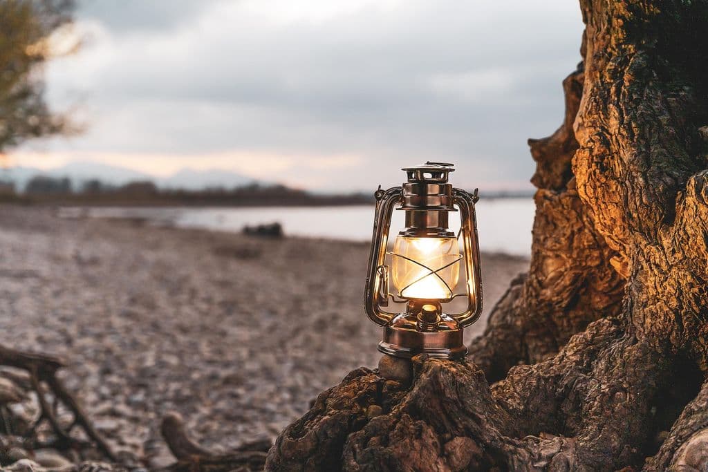 Eine Lampe am Strand.