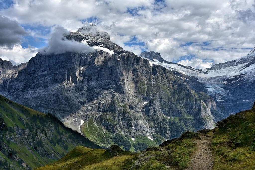 Berggipfel in den Wolken.